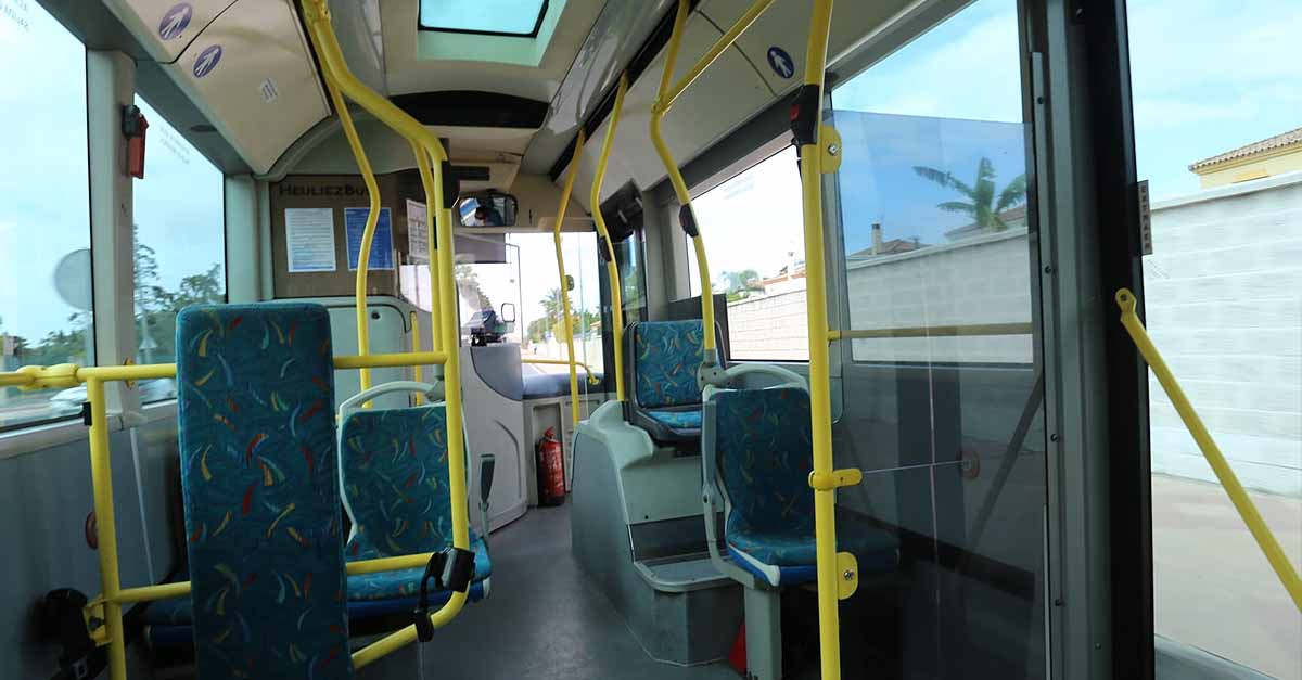 Los usuarios de autobús urbano disminuyen un 53,1% en marzo