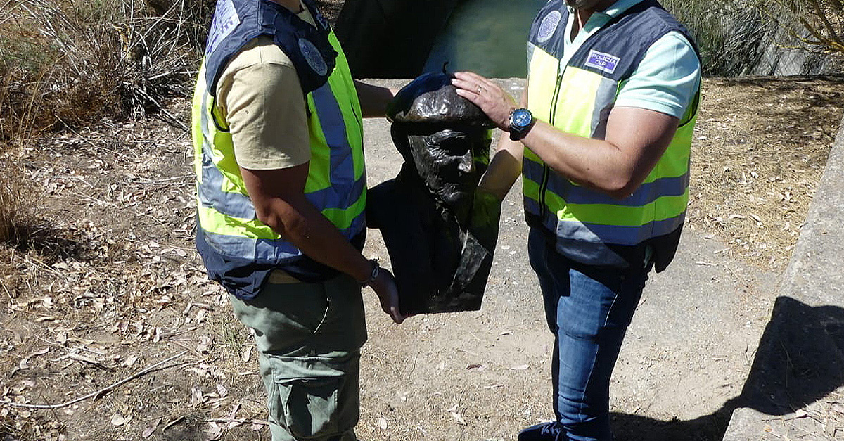 La Policía Nacional recupera el busto de "Pepe el del Vapor" tras ser arrojado al canal junto al Casino