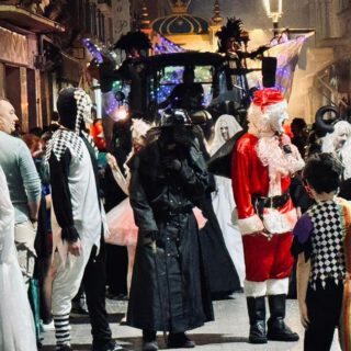 Miles de personas llenan el centro en una noche de Halloween espectacular en El Puerto Miles de personas llenan el centro en una noche de Halloween espectacular en El Puerto