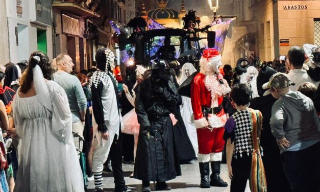 Miles de personas llenan el centro en una noche de Halloween espectacular en El Puerto