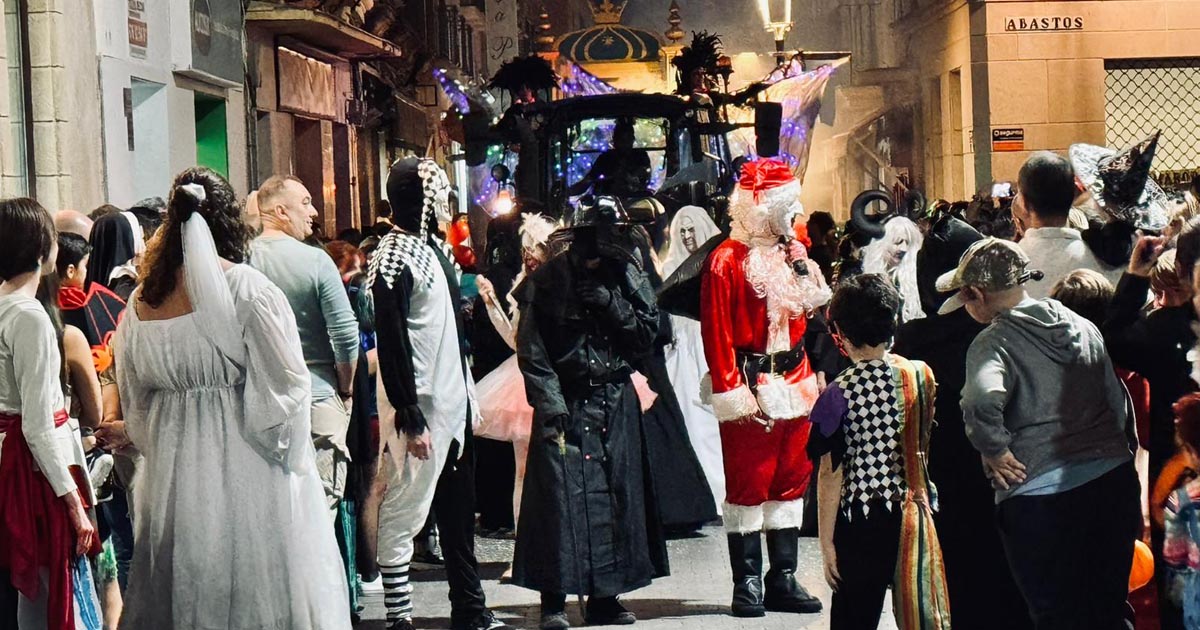 Miles de personas llenan el centro en una noche de Halloween espectacular en El Puerto