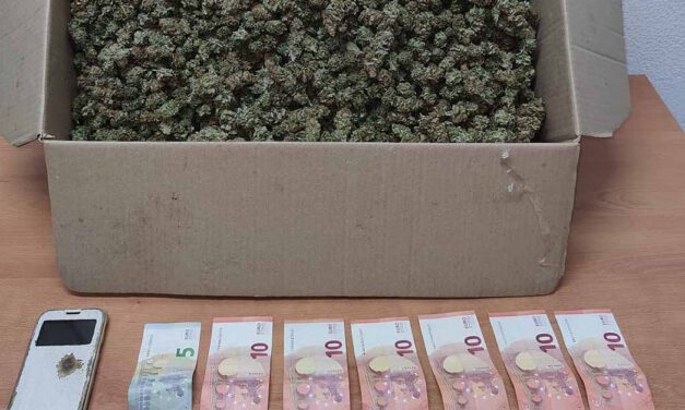 Detenido en El Puerto con una caja con más de tres kilos de marihuana