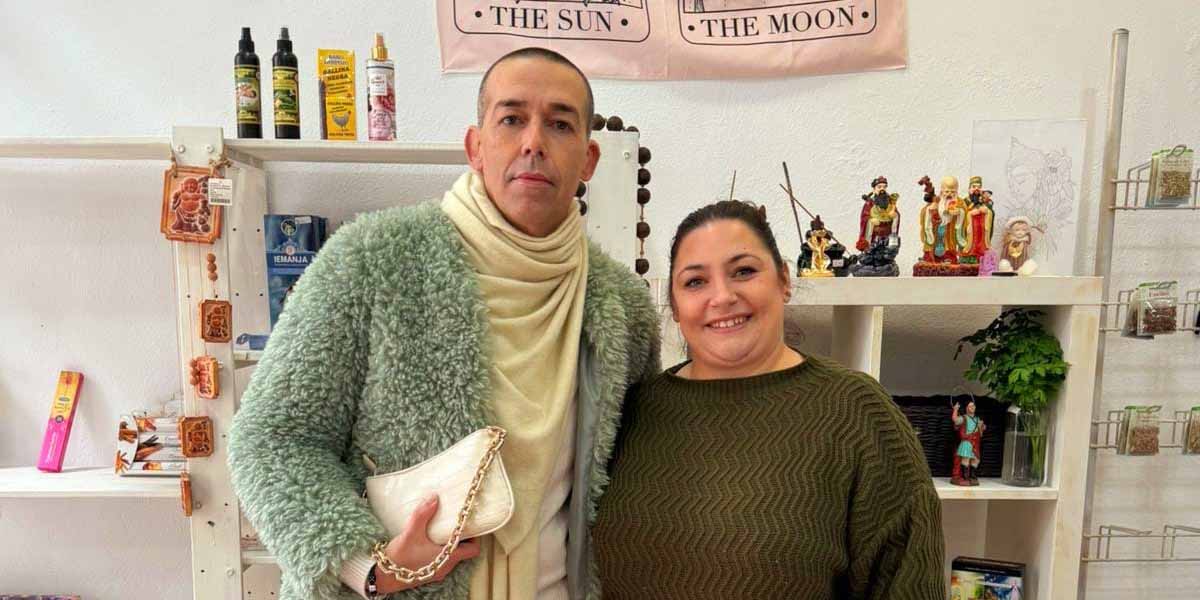 Calleja visita la tienda "Almaluz", que cumple un año en el centro de El Puerto, en Cielos 14