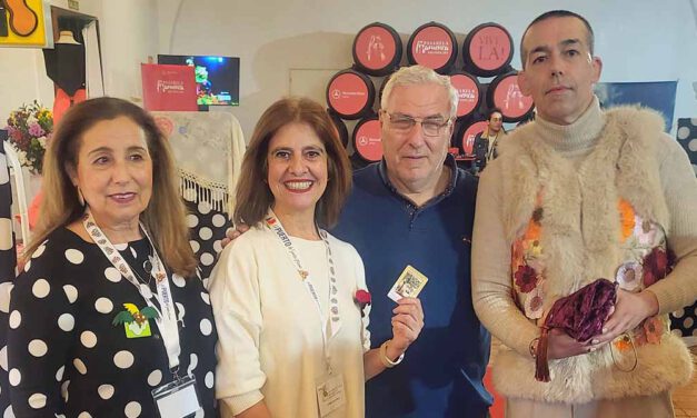 Calleja visita el stand de la Fiesta de los Patios y la Ruta de los Guisos en la Pasarela Flamenca Tío Pepe