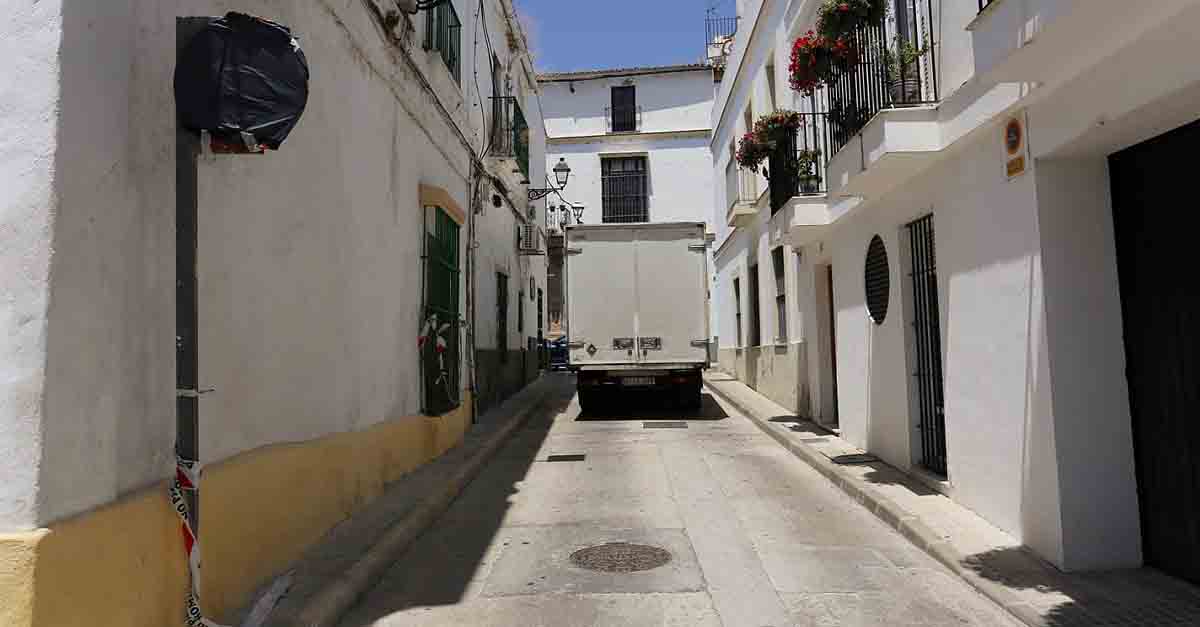 Mantenimiento Urbano cambia el sentido del tráfico de la calle Caldevilla en el centro histórico