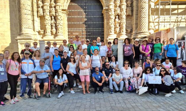 Cerca de medio centenar de personas participan en una caminata saludable por la Semana Sin Humo