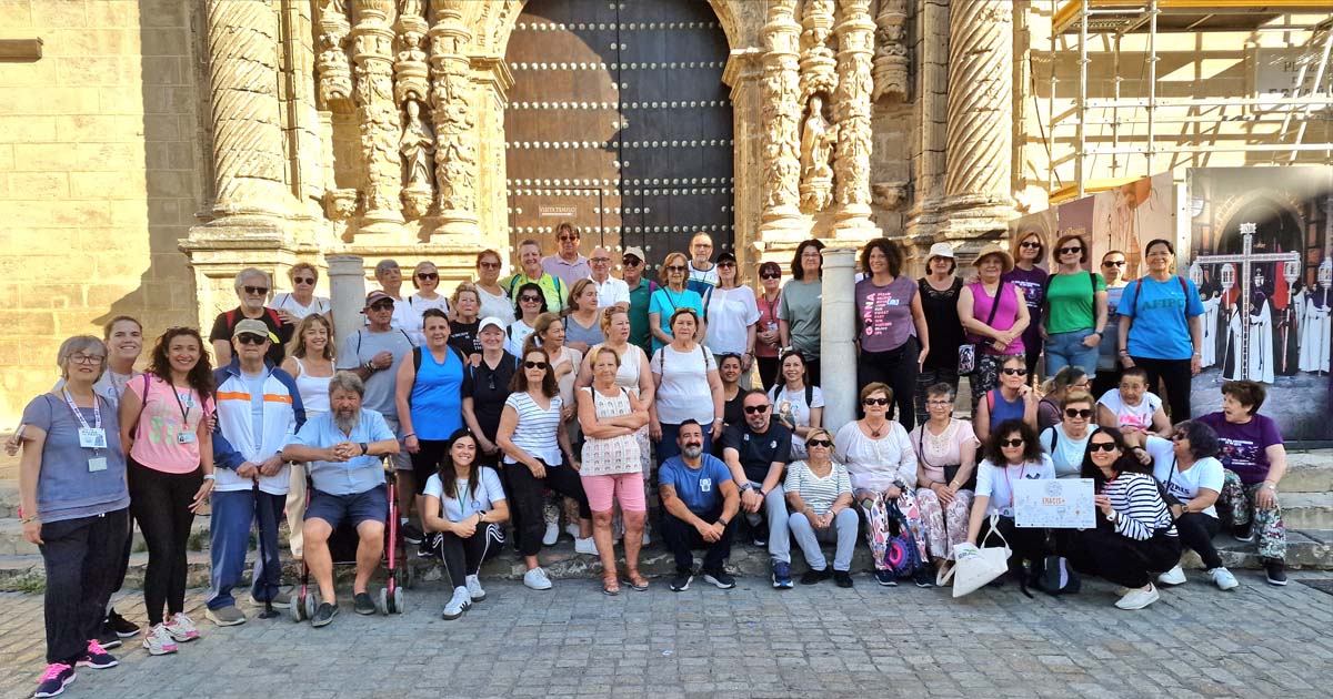 Cerca de medio centenar de personas participan en una caminata saludable por la Semana Sin Humo