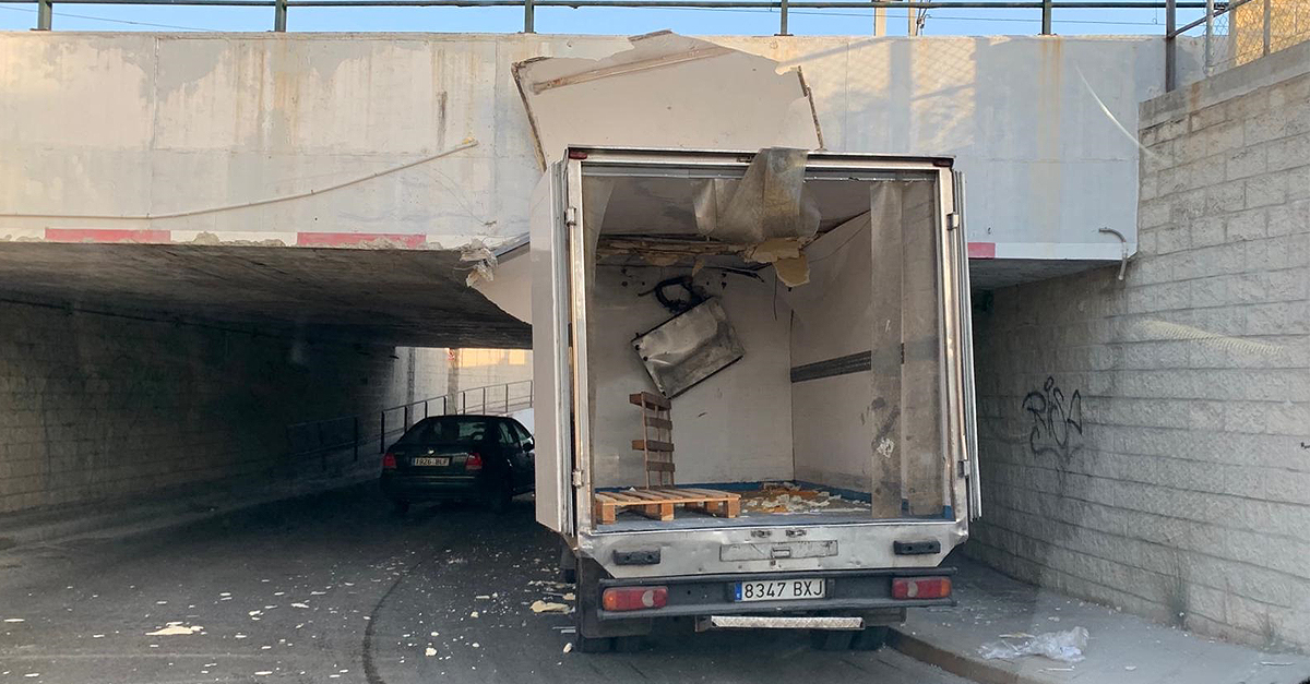 Otro camión queda atascado en el túnel junto a la estación de Renfe