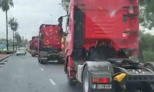 La caravana de camioneros pasa por El Puerto dirección a Jerez a la espera de acuerdo