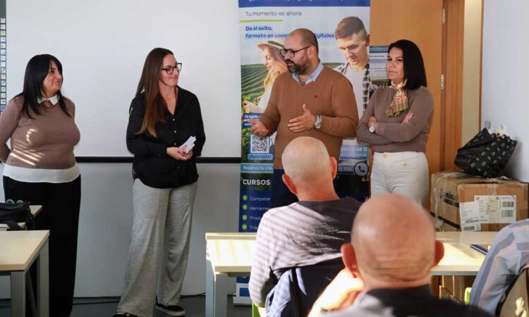 El Ayuntamiento colabora con el Programa de Empleo Agrario en la formación digital del ámbito rural