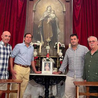 La Hermandad de la Macarena entrega a la Capilla de Plaza Real un cuadro de la Virgen de la Esperanza