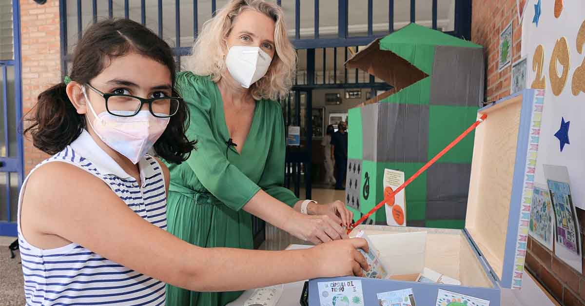 El colegio Pinar Hondo cierra el curso con una cápsula del tiempo que abrirán los alumnos en 2029