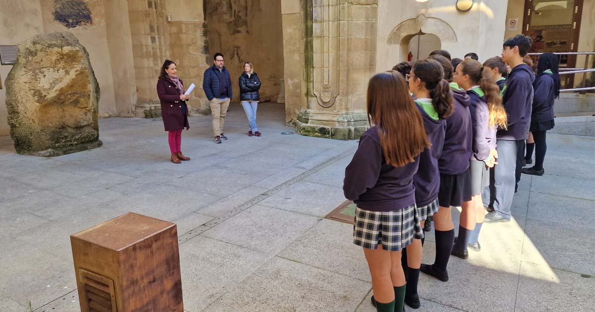 Escolares de Las Carmelitas participan en visitas didácticas a la exposición histórica del Hospitalito