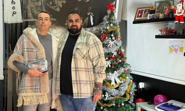 Calleja visita al peluquero Alejandro Martín, a quien agradece la iniciativa de encarnar al Cartero Real