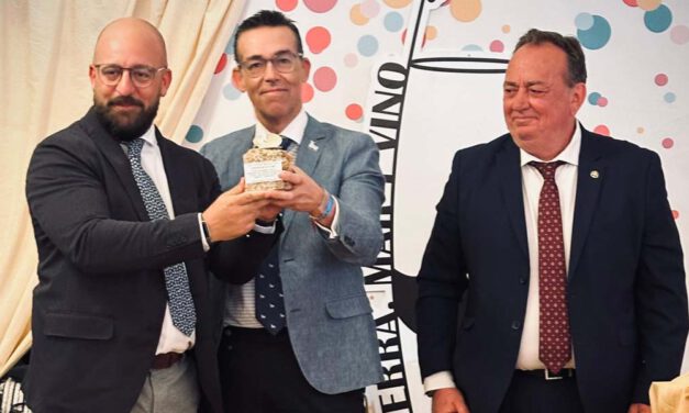 La caseta Tierra, Mar y Vino regresa a la Feria y concede la Coquina de Plata al Ayuntamiento