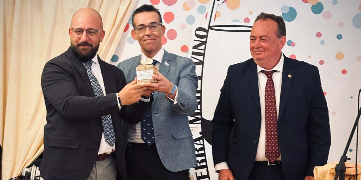 La caseta Tierra, Mar y Vino regresa a la Feria y concede la Coquina de Plata al Ayuntamiento