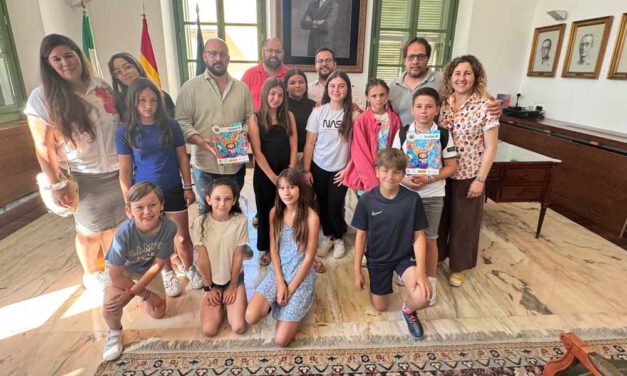 Beardo felicita al CEIP Castillo de Doña Blanca por la edición de la revista "Sueños VI", dedicada a "La mujer y el mar"
