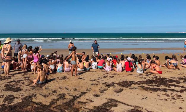 El CEIP Marqués de Santa Cruz vuelve a llevar la educación ambiental a la playa de Fuentebravía