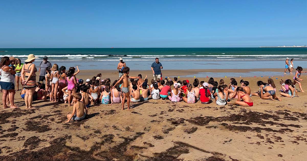 El CEIP Marqués de Santa Cruz vuelve a llevar la educación ambiental a la playa de Fuentebravía