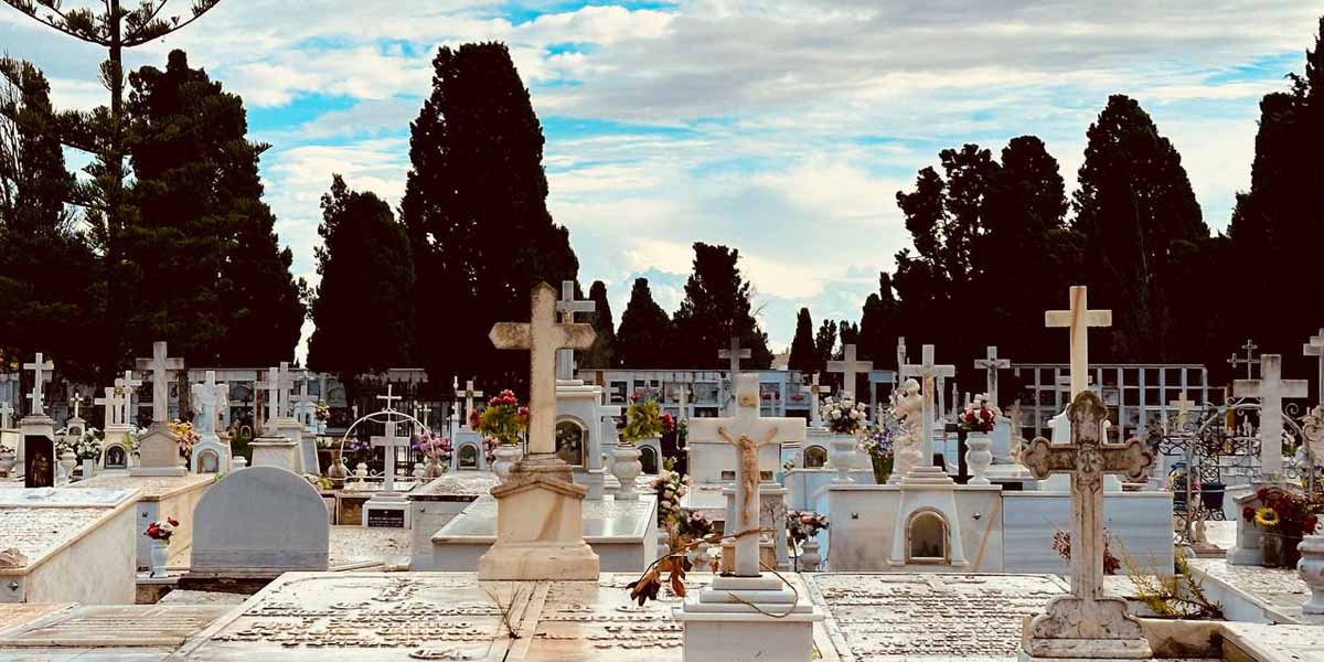 El Ayuntamiento de El Puerto refuerza la plantilla del cementerio municipal, para su mantenimiento