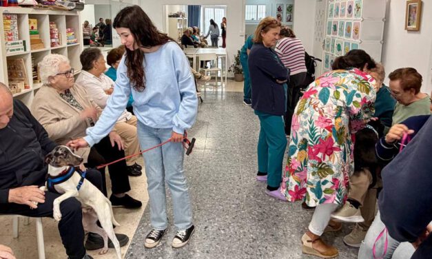 Los mayores del centro San Juan comparten una jornada terapéutica con perros del Cemuproan
