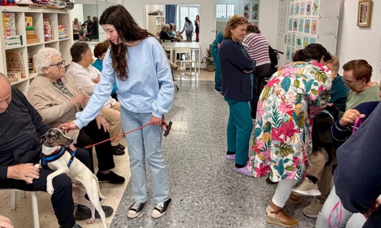 Los mayores del centro San Juan comparten una jornada terapéutica con perros del Cemuproan