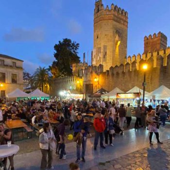 El Oktoberfest llena la Plaza del Castillo de cervezas, gastronomía y música en directo