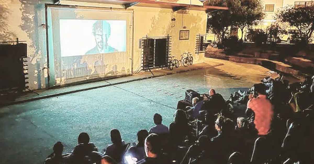El "Cine de barrio" en Altos de la Bahía volvió a fomentar la cultura y la convivencia vecinal