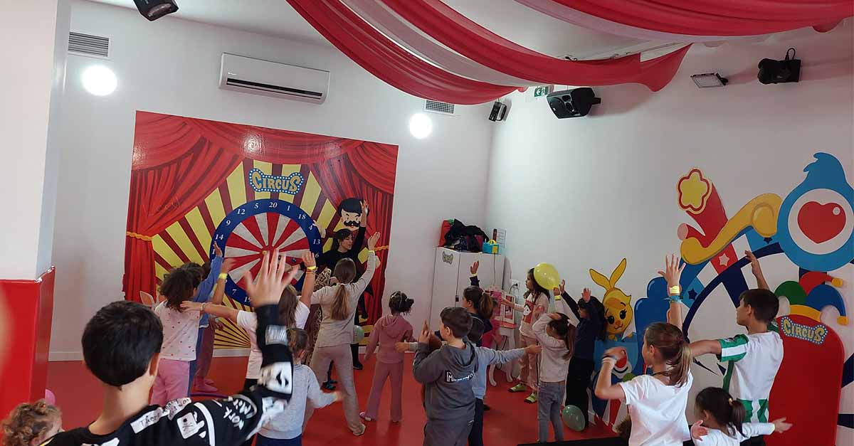 Casi medio millar de pequeños portuenses disfrutan de los talleres de "Circus Ilusionando"