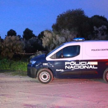 Hallado un cadáver en el interior de un coche calcinado