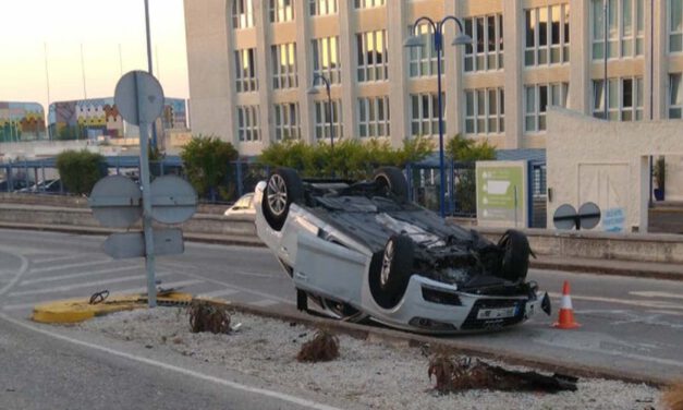 Vuelca un coche en la entrada de Puerto Sherry, sin heridos