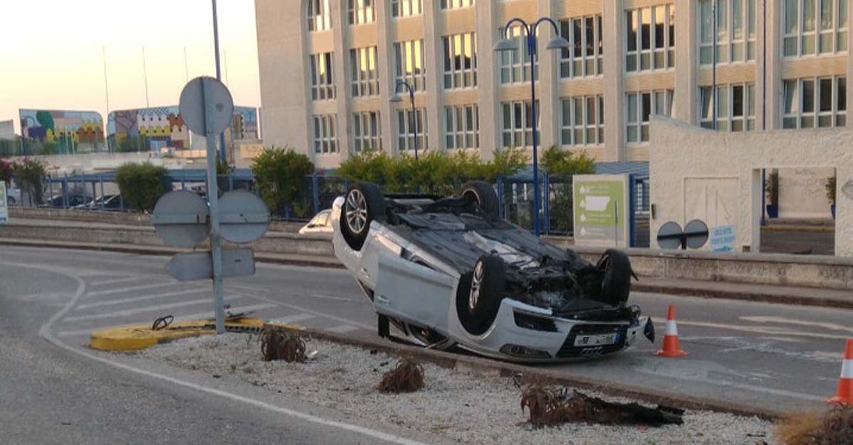 Vuelca un coche en la entrada de Puerto Sherry, sin heridos
