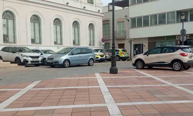 El PSOE denuncia que el gobierno local ha convertido la Plaza Peral en un "parking exclusivo"