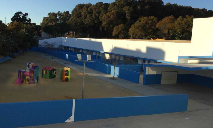 El Ayuntamiento comenzará en enero las obras de renovación del suelo infantil del patio del colegio Costa Oeste