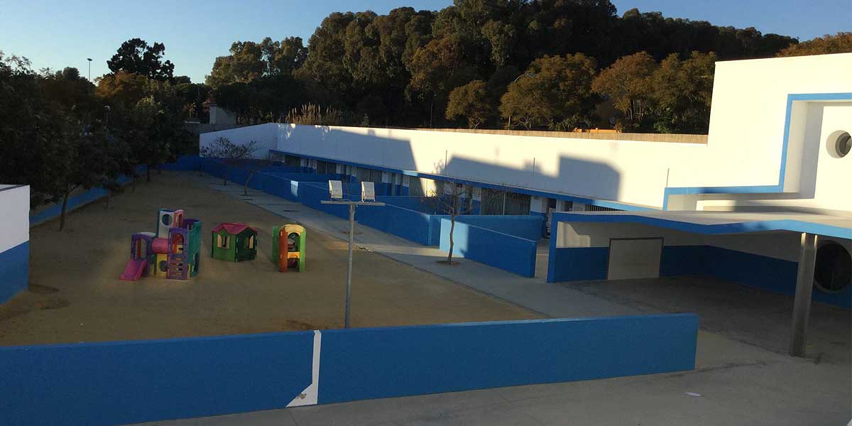 El Ayuntamiento comenzará en enero las obras de renovación del suelo infantil del patio del colegio Costa Oeste
