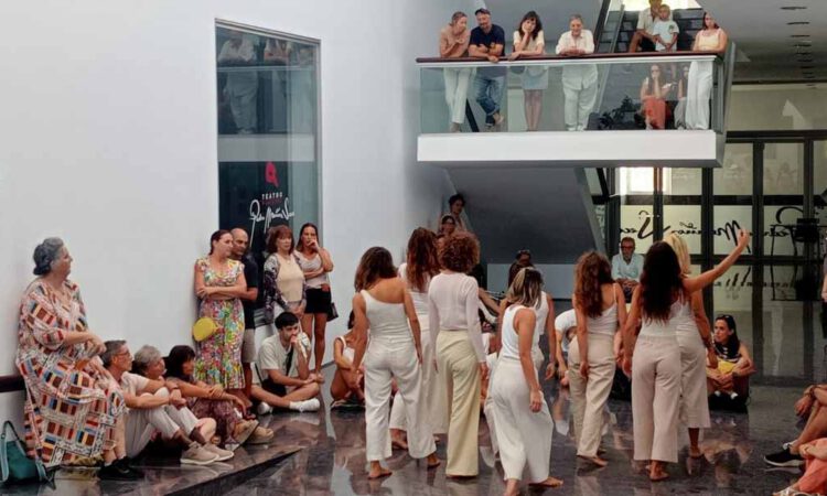 Las alumnas del taller 'Técnicas para el Movimiento Consciente' realizan un pase para los aficionados en el Teatro Muñoz Seca