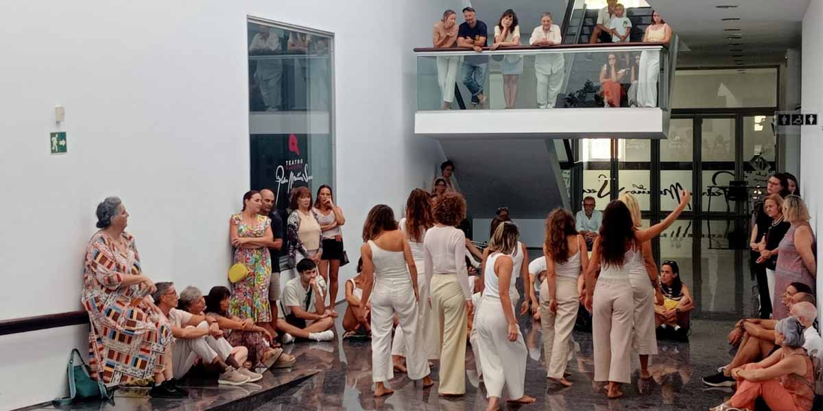 Las alumnas del taller 'Técnicas para el Movimiento Consciente' realizan un pase para los aficionados en el Teatro Muñoz Seca