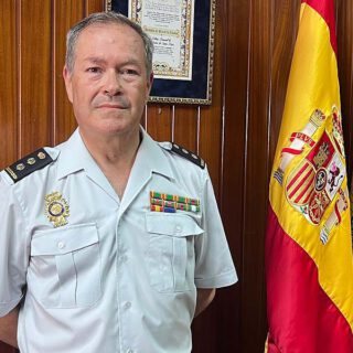 Jubilación con honores para el comisario Sáenz tras más de cuatro años de servicio ejemplar en El Puerto
