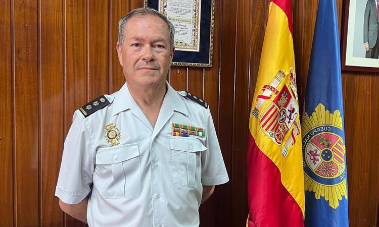 Jubilación con honores para el comisario Sáenz tras más de cuatro años de servicio ejemplar en El Puerto