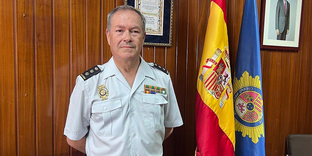 Jubilación con honores para el comisario Sáenz tras más de cuatro años de servicio ejemplar en El Puerto