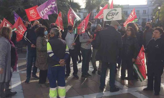 Concentración de la plantilla municipal a las puertas del Ayuntamiento