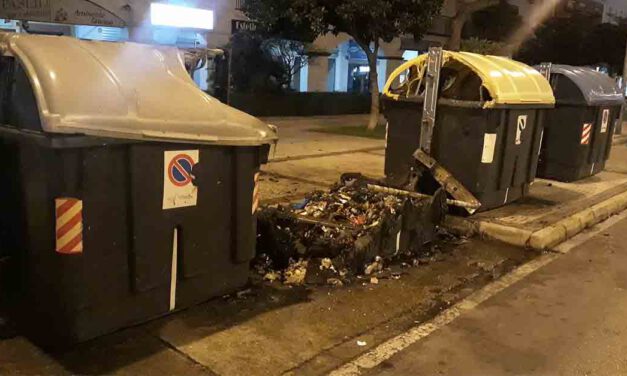 Denuncian el vandalismo callejero de quema continuada de contenedores en El Puerto