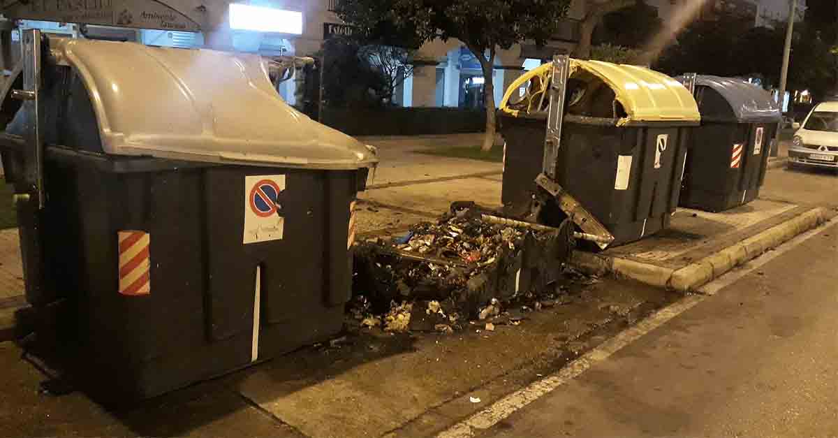 Denuncian el vandalismo callejero de quema continuada de contenedores en El Puerto