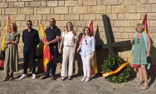 Vox participa en el alzamiento de la Cruz cristiana en la Sierra de San Cristóbal