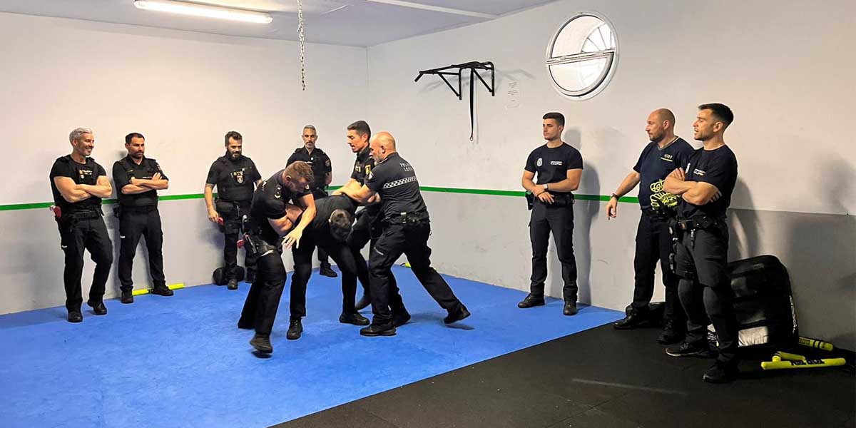 Unos 50 policías locales de El Puerto reciben un novedoso curso de 'Técnicas de Autoprotección e Intervención Policial'