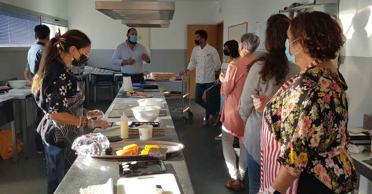 Los fogones de la cocina del Centro Cívico acogen un curso de gastronomía japonesa