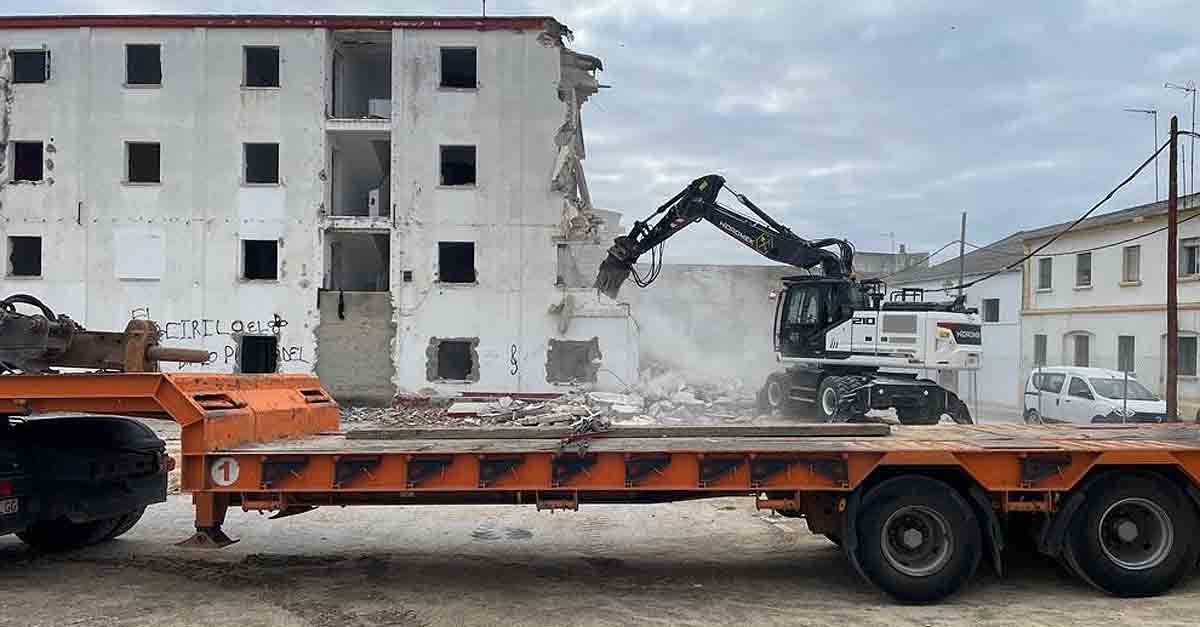 Comienza la demolición del último bloque de la barriada de José Antonio