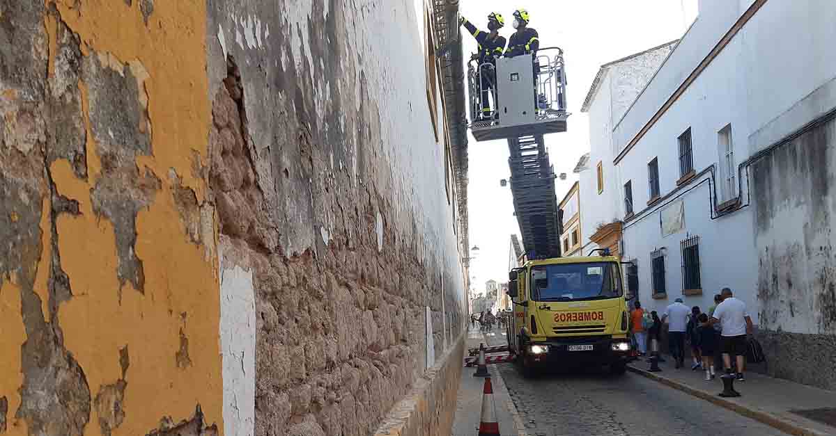 Desprendimiento de cascotes de un muro frente al colegio del Espíritu Santo