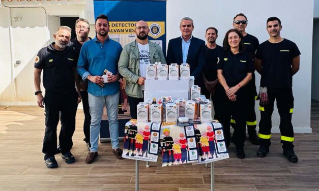 Bomberos y Ayuntamiento de El Puerto instalan detectores de humo gratuitos en viviendas de personas dependientes