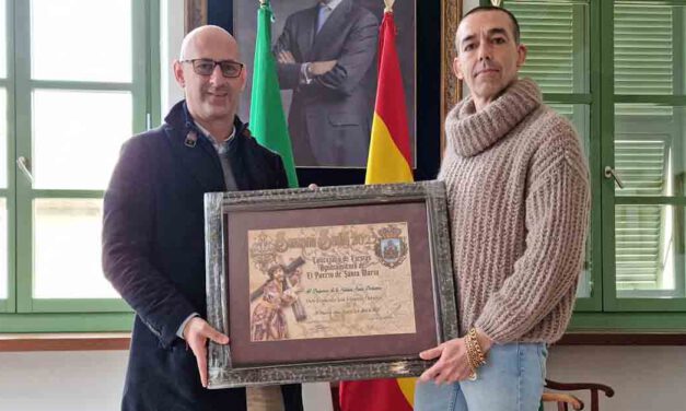 Calleja entrega a Francisco José Figuereo el diploma conmemorativo de su Pregón de Semana Santa